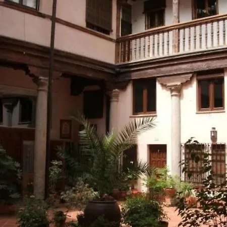 Del Antiguo Nuncio Apartment *